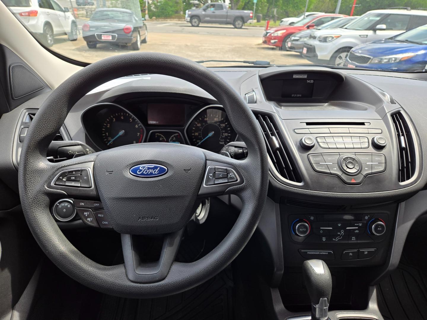 2017 SILVER Ford Escape SE FWD (1FMCU0GD4HU) with an 1.5L L4 DOHC 16V engine, 6A transmission, located at 503 West Court, Seguin, TX, 78155, (830) 379-3373, 29.568621, -97.969803 - Photo#5